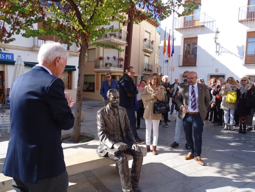 Utiel homenajea a su ilustre historiador D. Miguel Ballesteros Viana con una escultura a tamaño real 