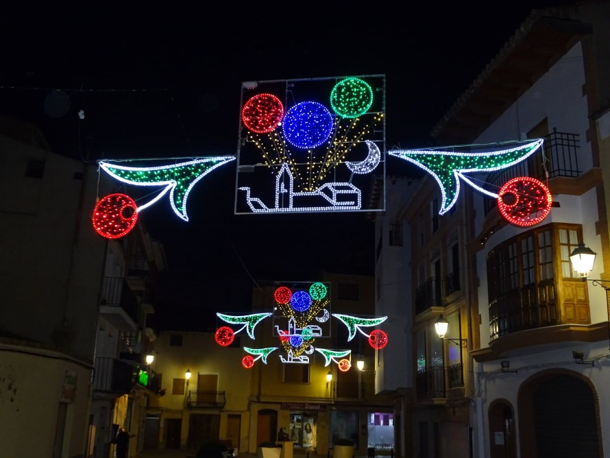 Utiel inicia la campaña navideña con la iluminación especial de sus calles