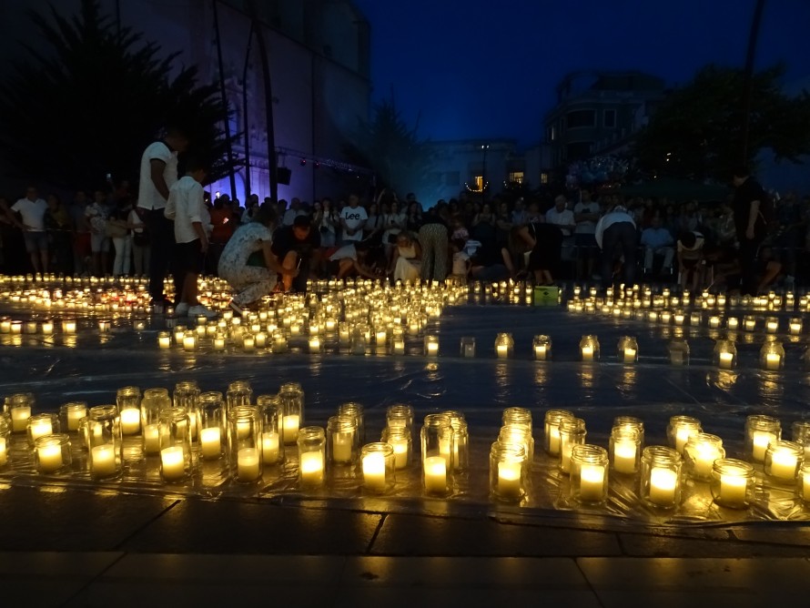 Miles de visitantes han conocido los atractivos turísticos de Utiel a la luz de las velas 