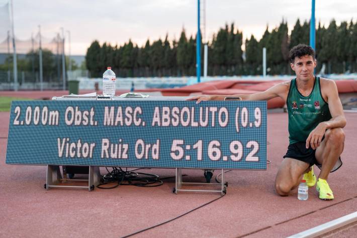 El atleta utielano, Víctor Ruiz Orden, récord de España de 2.000 obstáculos y 9º mejor atleta mundial de la historia 