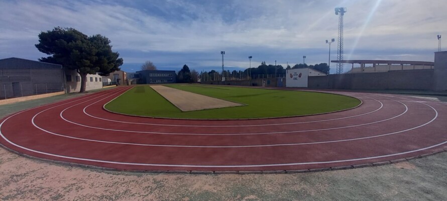 La pista de atletismo de Utiel estrena nuevo pavimento 