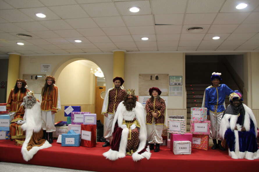 Cientos de niños entregan su carta a los Reyes Magos en el Teatro Rambal de Utiel 