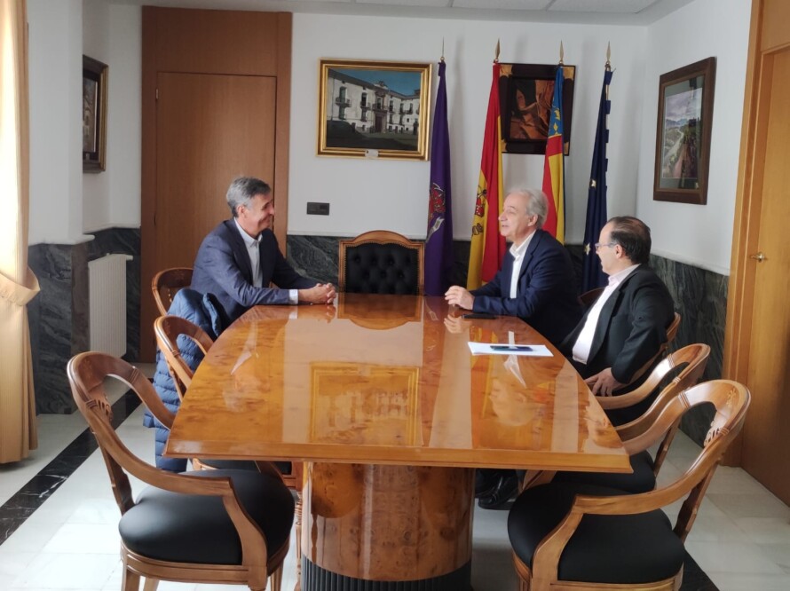 El alcalde de Utiel , Ricardo Gabaldón, se reúne con el propietario de Aceite de las Heras para abordar acciones de colaboración