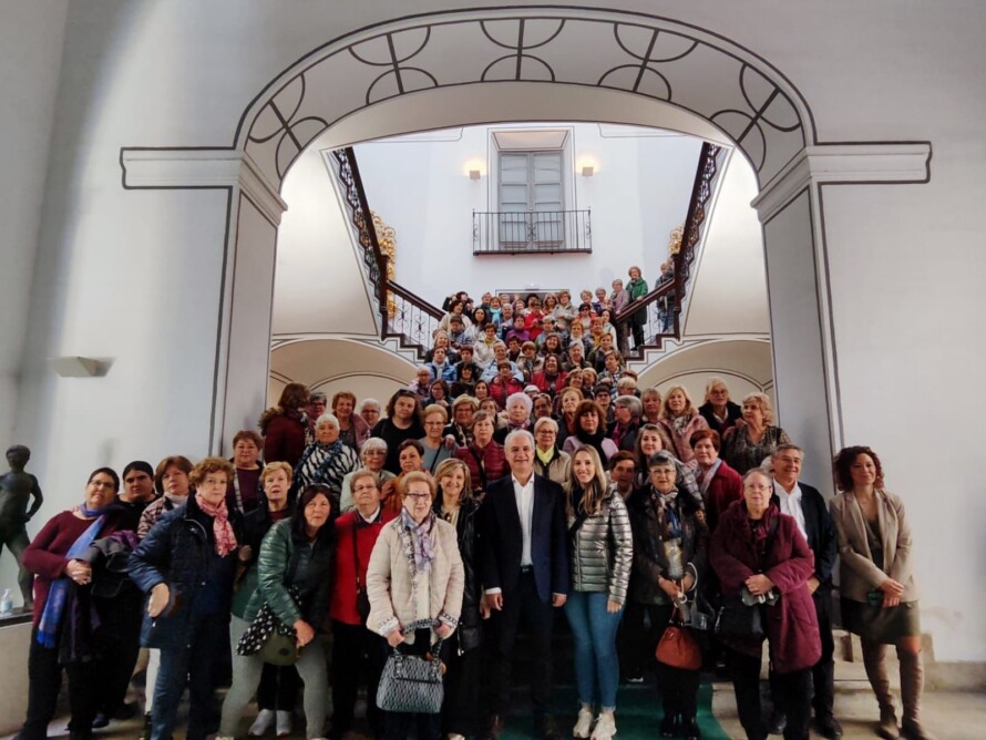 Asociaciones de mujeres de Utiel y pedanías visitan los Palacios de la Generalitat y de la Diputación con motivo de la celebración del 8M