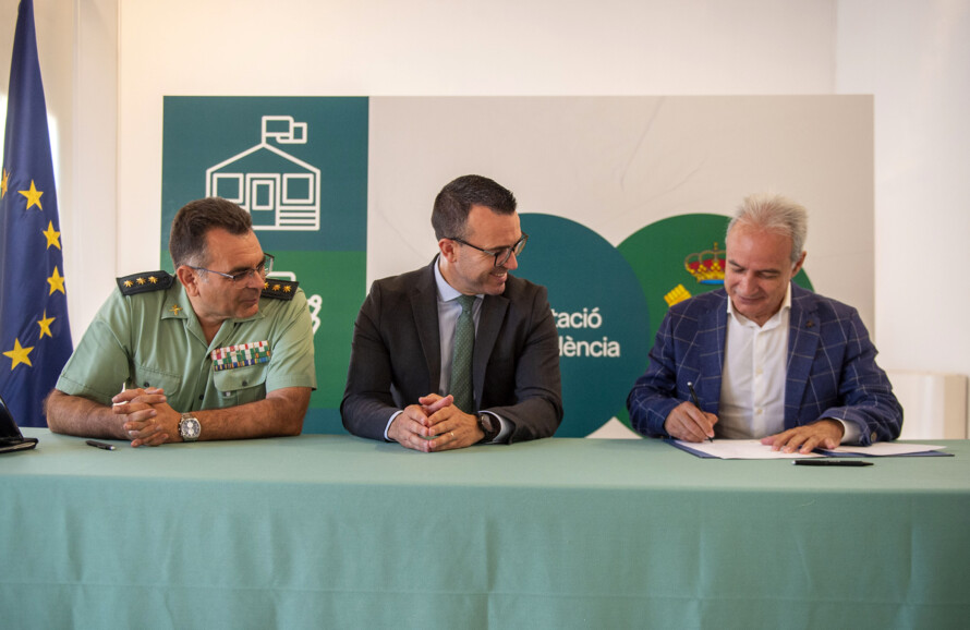El alcalde de Utiel, Ricardo Gabaldón, firma un convenio con Diputación de Valencia para la reforma y conservación del cuartel de la Guardia Civil de Utiel   