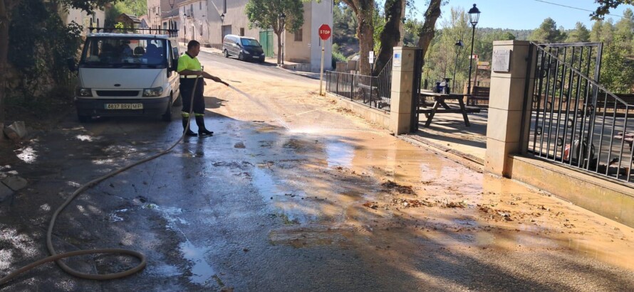 La brigada del Ayuntamiento de Utiel intensifica los trabajos de limpieza en la pedanía de Estenas tras los desperfectos provocados por el temporal 