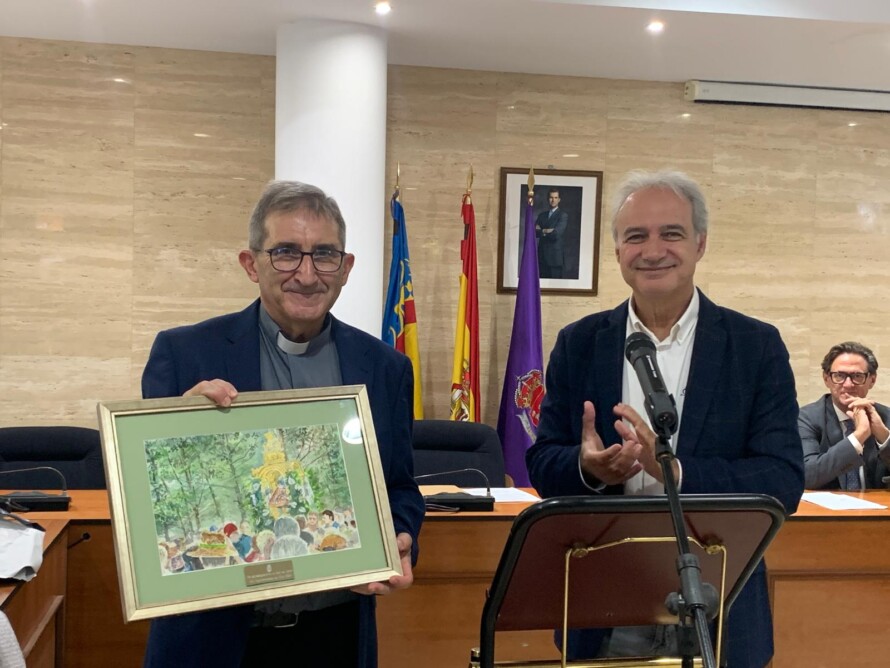 El alcalde de Utiel , Ricardo Gabaldón y el párroco de la Iglesia Asunción de Nuestra Señora Agustín Alcayde, firman un convenio de colaboración para incluir el templo en los itinerarios turísticos y culturales del municipio