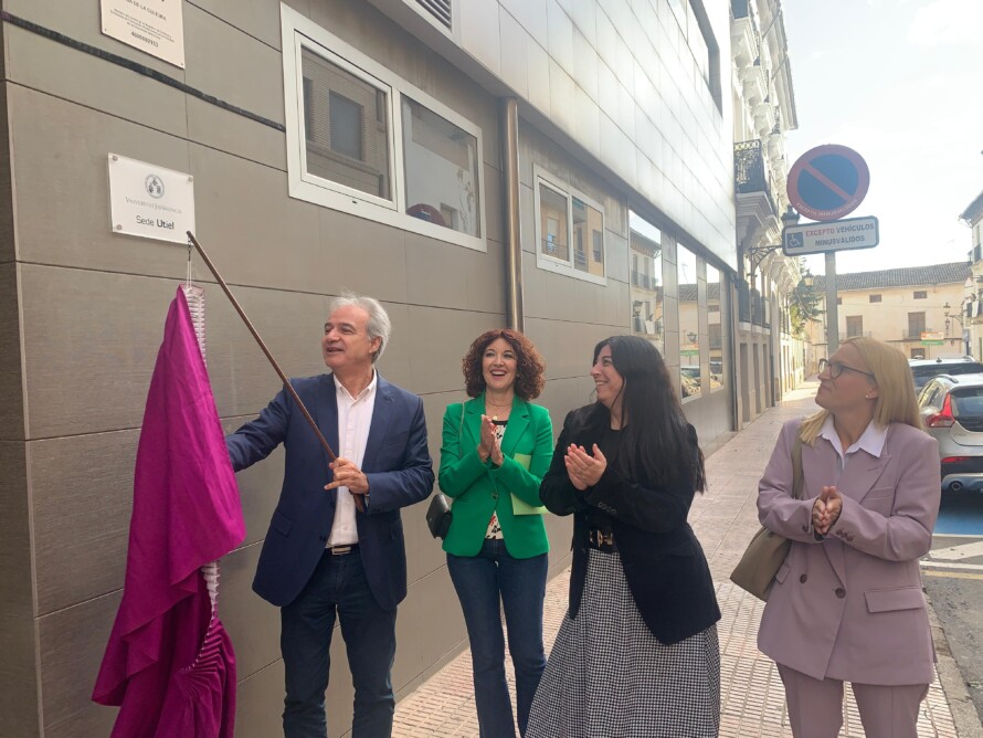 El alcalde de Utiel Ricardo Gabaldón la Diputada de Bienestar Social Immaculada González y la Vicerrectora de la Universitat de València Ester Alba inauguran la nueva sede de formación universitaria en Utiel 